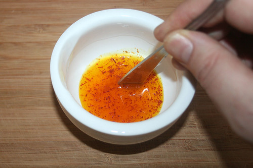 26 - Safran in lauwarmen Wasser auflösen / Dissolve saffron in lukewarm water