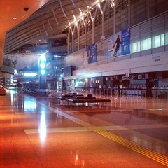 羽田空港到着。誰もいない出発ロビー
