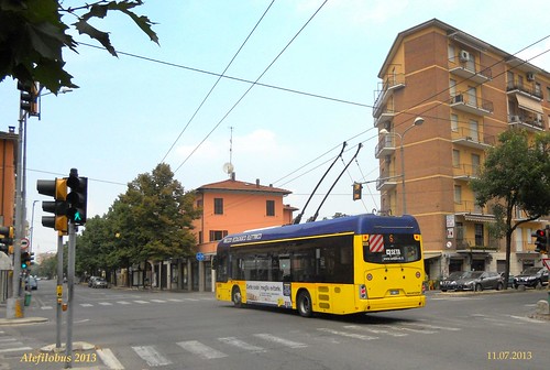 filobus Neoplan n°05 all'incrocio con v.le Amendola - linea 6