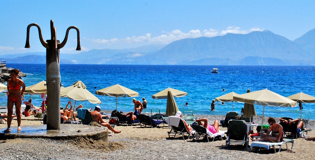 Greece, Crete - Beach and showers at Ammos beach in Aghios Nikolaos