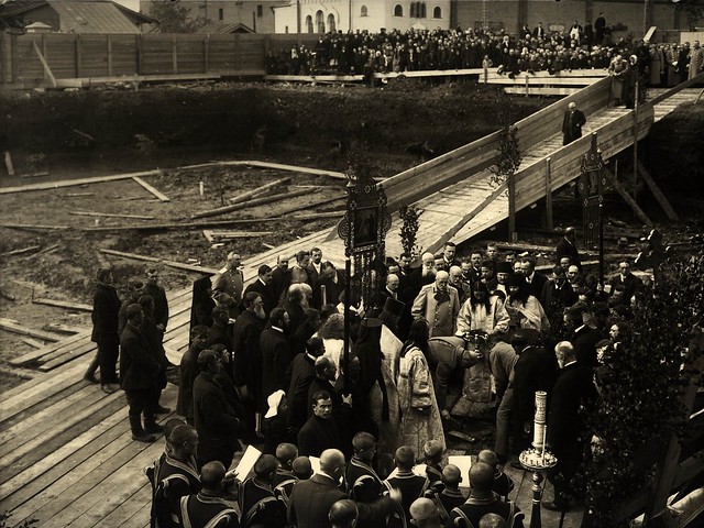 Строительство и первые службы (1909–1917)