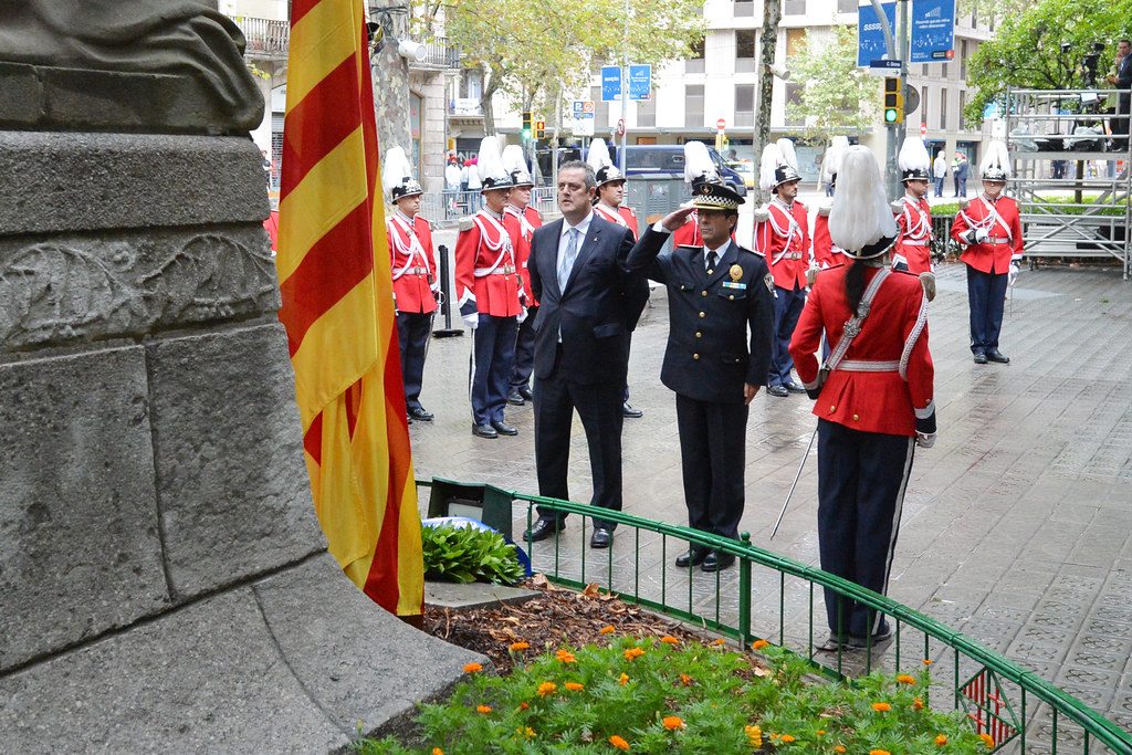 La Guàrdia Urbana de Barcelona participa per primera vegada a l´ofrena floral al monument a Rafael Casanova