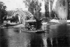 28 septembre 1947 Bac assurant la traversée du Lot en attendant la fin de la reconstruction du pont.