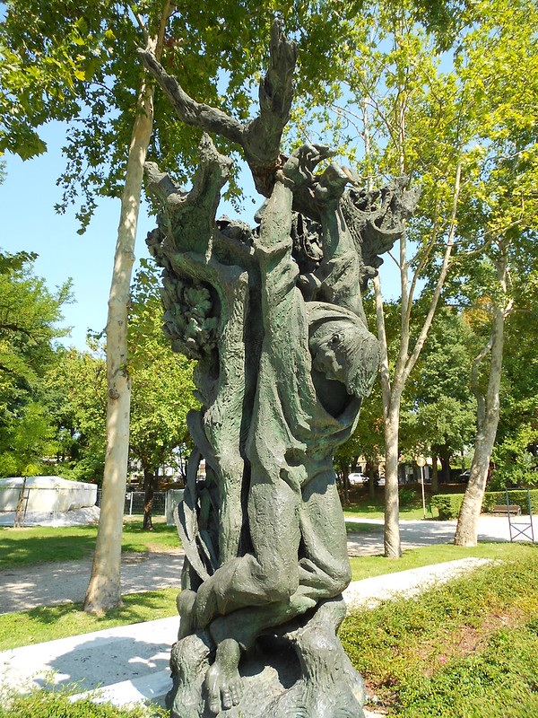 monumento alla resistenza, giardini di viale Piave a Mantova