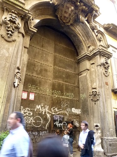 Napoli Architecture and 'art' - graffiti