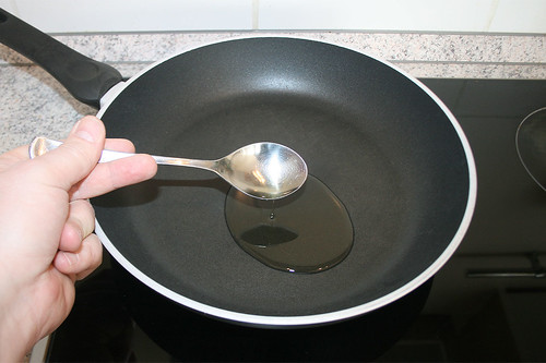 03 - Frosta Nasi Goreng - Öl in Pfanne geben / Pour oil in pan