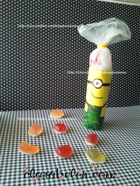 dulcero minions hecho con rollos de carton y globos amarillos