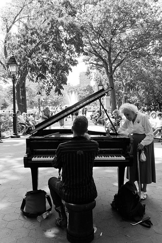 25/52: Pianoman in the Park