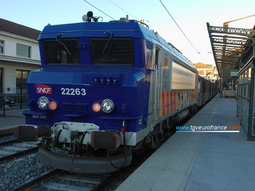 La locomotive BB 22263 RC réversible arborant la livrée de la Région PACA