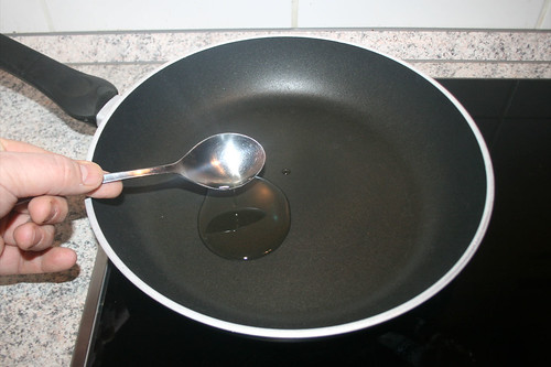 25 - Erdnussöl in Pfanne erhitzen / Heat peanut oil in pan