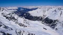 Widok na północ z Gran Zebru (3851m) - Sulden i jezioro Lago di Resia.