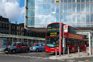 Taxi et bus à la London Bridge Station