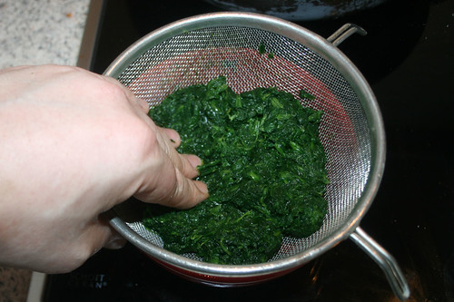 43 - Spinat gut ausdrücken / Squeeze spinach well