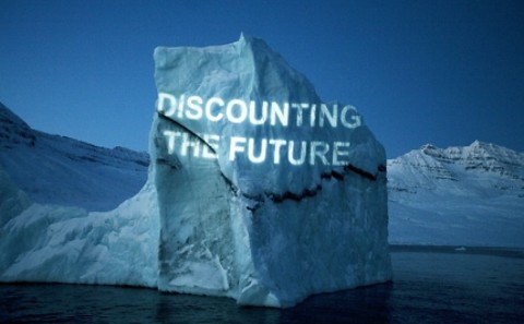 圖為參展作品，標語“打折未來”投影在消融的冰山上。來源：David Buckland