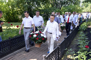 Возложение цветов к могиле М.Ю. Лермонтова