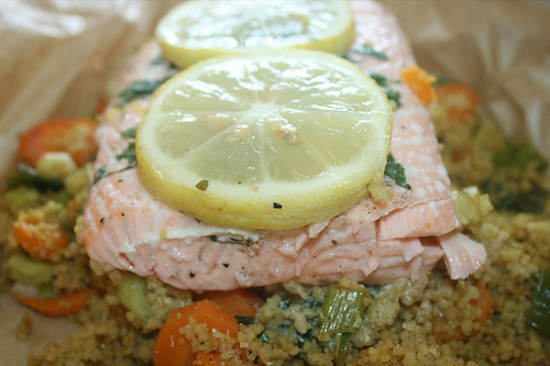 41 - Lachs auf Gemüse-Couscous - Seitenansicht 2 / Salmon on vegetable couscous - side view 2