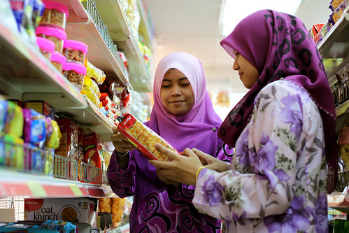 Grocery shopping, Kuala Lumpur, Malaysia. Photo: 04-12-13 ©World Bank Photo Collection