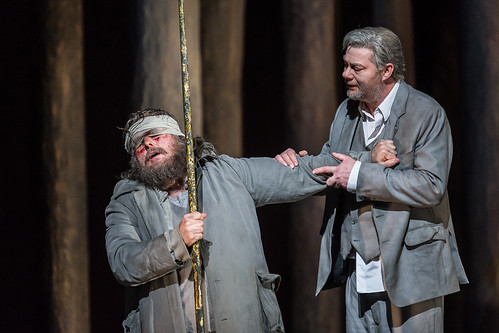 Simon O'Neill as Parsifal and  René Pape as Gurnemanz in Parsifal © ROH / Clive Barda 2013