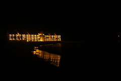 飯店入夜後整晚燈火通明，對海灘造成嚴重光害
