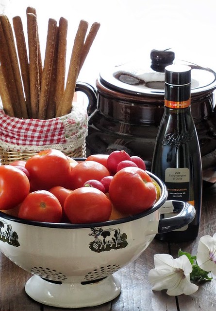 Minestrone tiepido di Legumi ai tre Pomodori con pesto leggero di Erba Cipollina e Raspadura