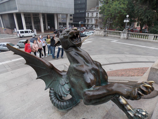 Tem um dragão na base do Monumento a Julio de Castilho
