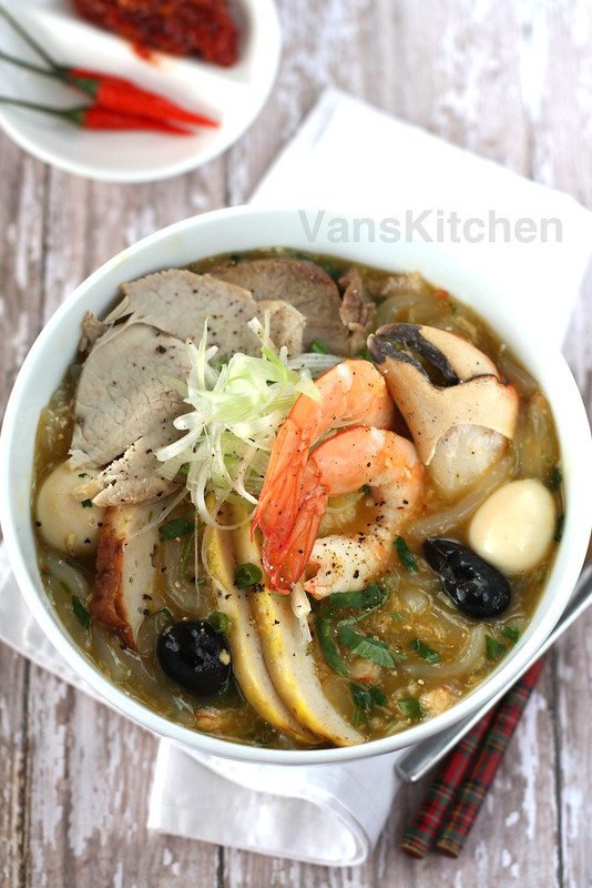 Vietnamese crab thick noodle soup -- Bánh canh cua