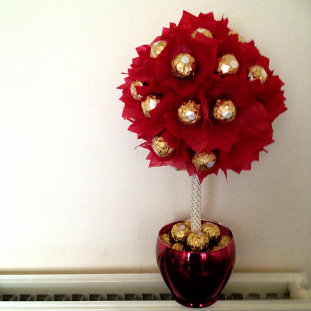 The photo doesn't do it justice #sweettree #candytree #ferrerorocher #red #gold #wedding #gift