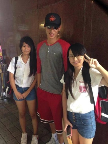 October 12, 2013 - Jeremy Lin with two fans in the streets of Taipei