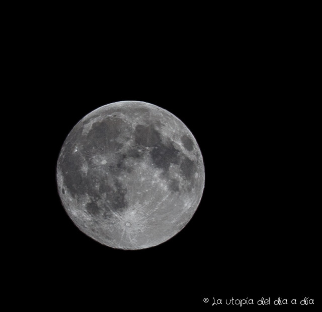 Luna utópica en la noche de San Juan