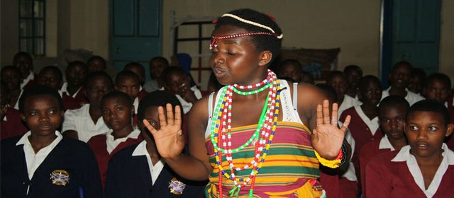 Bweranyangi中學遺產保存社團中學生演練傳統舞蹈，圖片來源CCFU