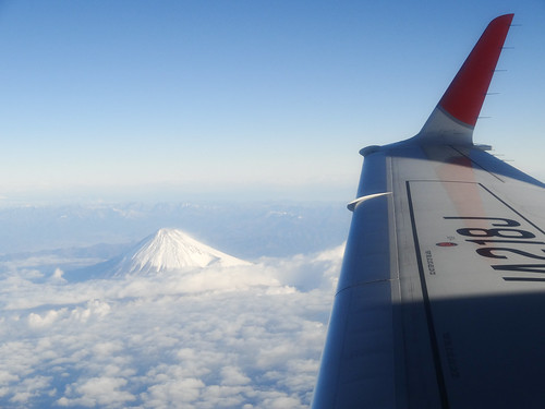雲海から見える富士山