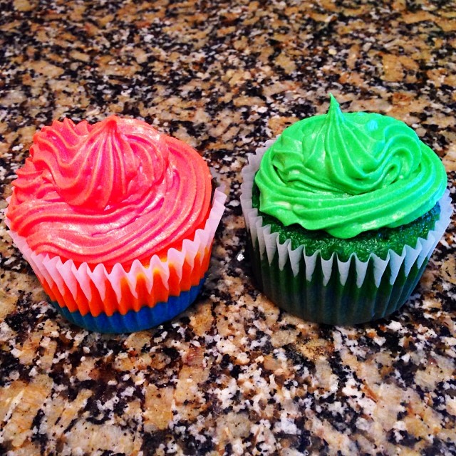 The Superbowl of Cupcakes. Will it be Denver or Seattle? They are tie-dye in the middle. #superbowl14 #cupcakes