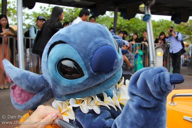 Riding the Flying Saucers with Stitch!