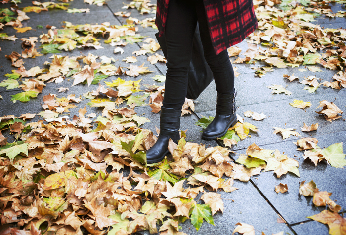 street style barbara crespo autumn leaves puerta alcala madrid fashion blogger outfit