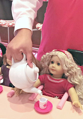American Girl Cafe: pouring tea for the dolls