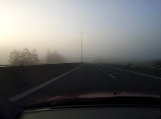 Brouillard sur l'autoroute en Belgique