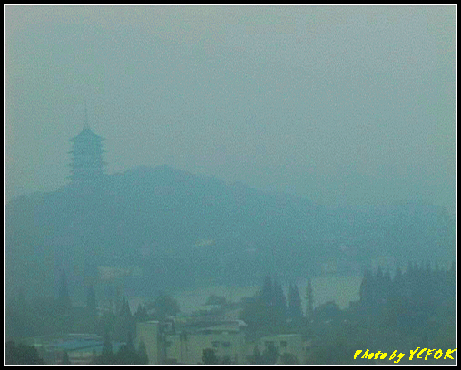杭州 吳山天風景區 - 047 (城隍閣 從城隍閣望向霧中的雷峰塔)