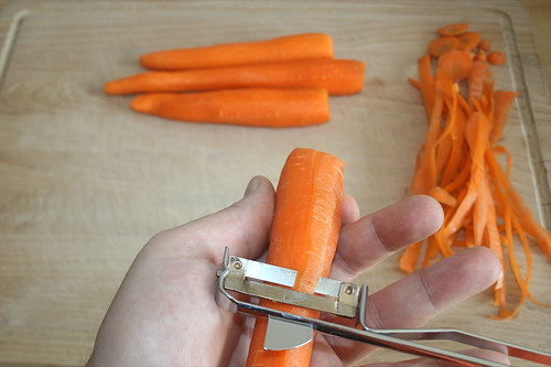 10 - Möhren schälen / Peel carrots