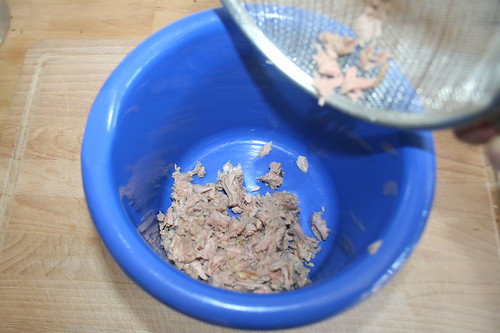 19 - Thunfisch in Schüssel geben / Put tuna in bowl