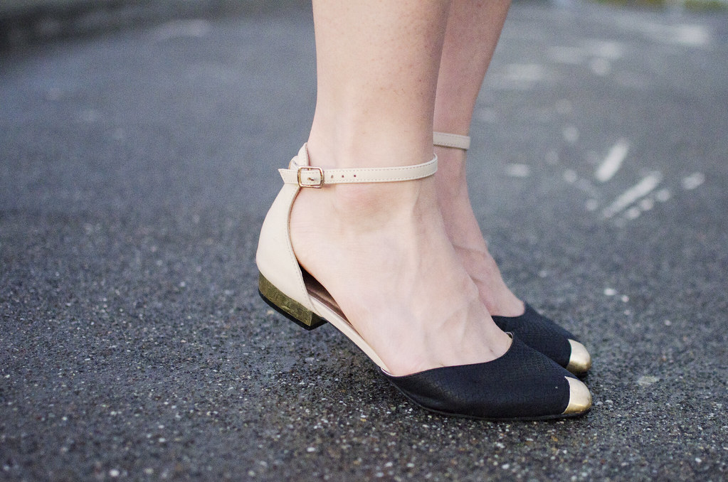 pointy flats, dailylook flats, flats with gold accents, readytwowear, cute pointy flats, gold heeled shoes></a>

<a href=