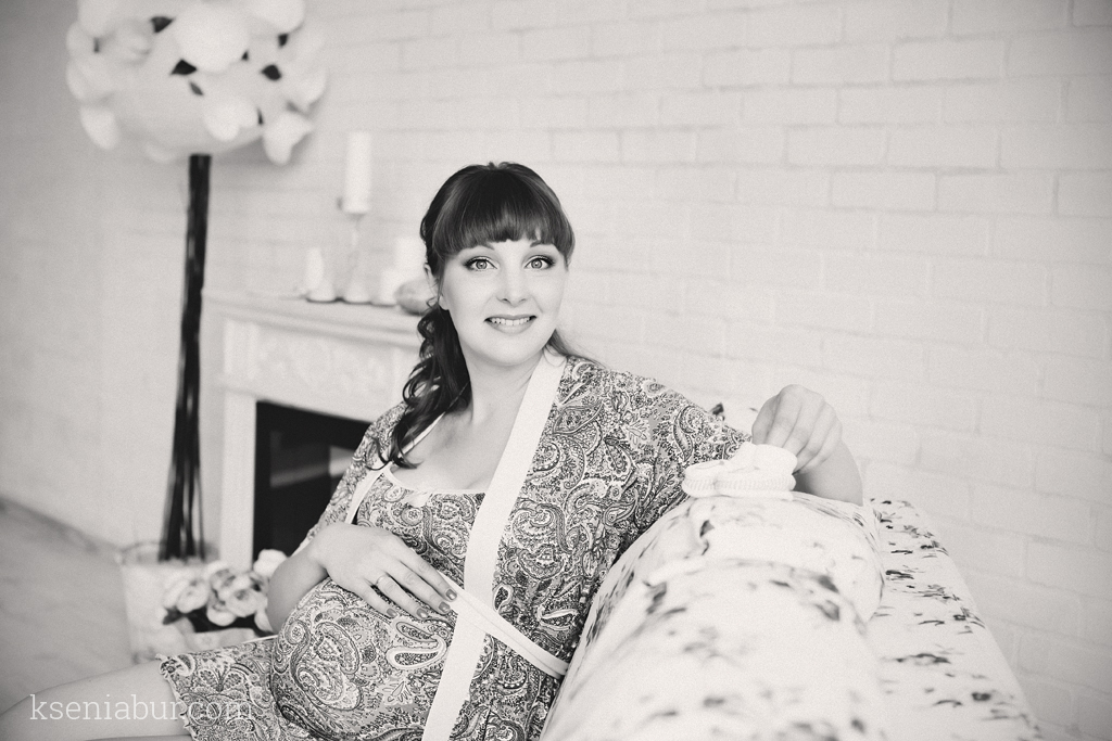 Фотосессия беременности в интерьерной студии