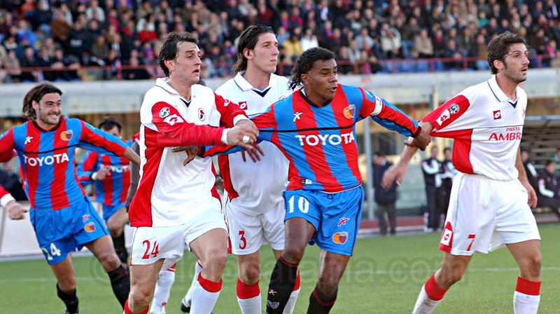 Lulù Oliveira durante un Catania-Bari della stagione 2003/04