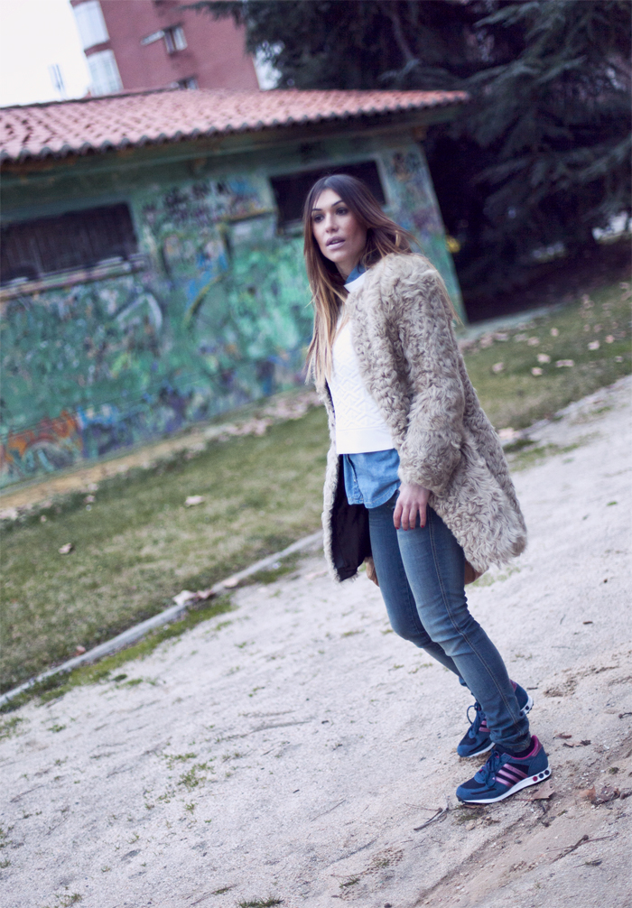 street style barbara crespo shearling coat sheinside sweater adidas sneakers fashion blogger outfit