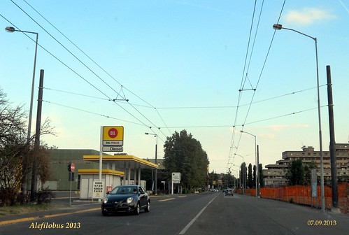 Modena: i nuovi pali di sostegno della filovia in strada Canaletto