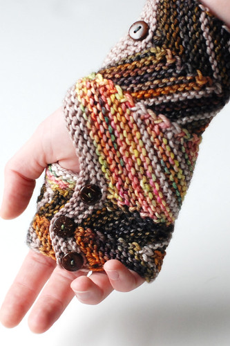zig-zag mitts with buttons