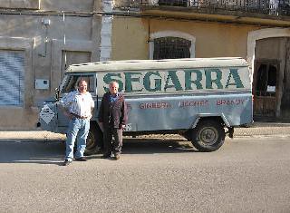 Julián Segarra y Julián Segarra delante de la camioneta de SEGARRA en la puerta de la destilería de JULIAN SEGARRA de Chert.