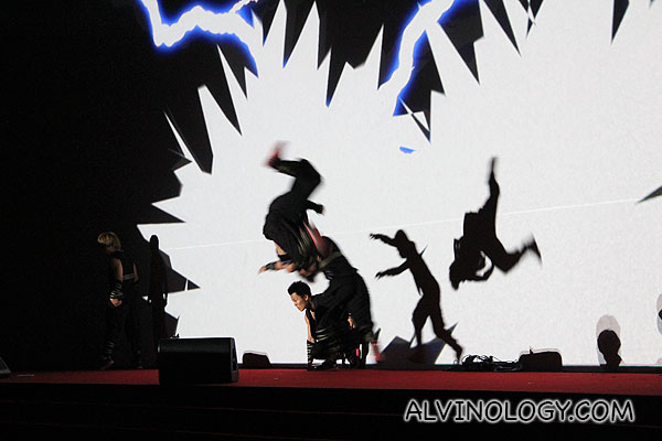 I love the lighting and shadow effects for this dance segment 