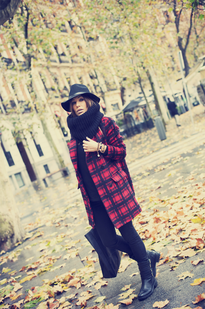 street style barbara crespo autumn leaves puerta alcala madrid fashion blogger outfit