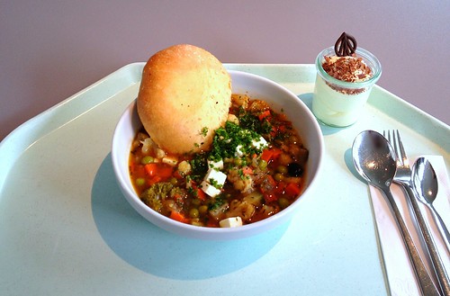 Griechischer Gemüsetopf mit Fladenbrot / Greek vegetable stew with pita