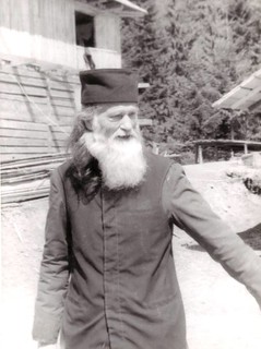 1992 Părintele Justin veghind construcţia arhondaricului